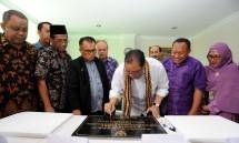 Menteri Koperasi dan UKM Puspayoga saat membubuhkan tandatangan prasasti koperasi, di Kota Bandarlampung, Provinsi Lampung, Jumat 10/12/2016