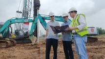 Head of Sinar Primera Group Kah Jin Hong (kiri), Director Sinar Primera Group Deddy Djaja Ria (tengah), dan Head of Project Line 2 Sinar Primera Marcus Linggo (kanan) meninjau lahan pembangunan kawasan pergudangan modern Sinar Primera Industrial Narogong (SPIN) usai seremoni groundbreaking di Bekasi