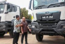 William Soputro (kiri), Managing Director Inframach Berbincang-bincang dengan Kirill Ageev, Head of CSM, MAN Truck & Bus Australasia Cluster (Kanan). 