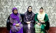 Oki Setiana Dewi (tengah) bersama Dirkektur Program Pasca Sarjana Universitas Muhammadiyah Jakarta (UMJ); Prof. Dr. Herwina Bahar, M.A (kiri) dan Ketua Senat UMJ; Prof . Dr. Masyitoh, M.Ag disela pengukuhannya sebagai dosen tetap UMJ.