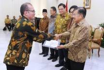 Kabiro Humas Kemenperin, Setia Utama saat menerima penghargaan dari Wapres RI, Jusuf Kalla (Foto: Humas)