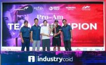 Keterangan Foto: Juara kategori beregu pasangan profesional asal Australia, Darcy Brereton, bersama amatir Indonesia, Sofjan Arsad didampingi oleh Michael Wanandi, President Director Combiphar, Agung Budiman, President Director Gunung Geulis Country Club, dan Hitoshi Kawamura, President of Nomura Singapore.