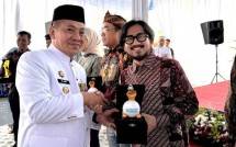 Yahdi Lil Ihsan, POH Kepala Biro Strategic Corporate Branding dan TJSL PERURI (kanan) menerima penghargaan Tanggung Jawab Sosial dan Lingkungan Perusahaan (TJSLP) dari Pemerintah Kabupaten Karawang.