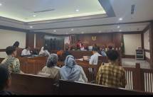 Suasana sidang gugatan asosiasi manufaktur asbes (FICMA) di Pengadilan Negeri Jakarta Pusat terhadap Lembaga Pelindungan Konsumen Swadaya Masyarakat (LPKSM) Yasa Nata Budi.