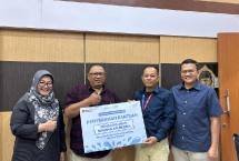 Seremoni penyerahan bantuan dari Telkom untuk pembangunan sarana air bersih Masyarakat adat Bonokeling.