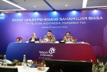 Komisaris Utama Telkom, Angga Raka Prabowo (tengah), didampingi oleh Komisaris Telkom, Rizal Mallarangeng (kanan), dan Direktur Utama Telkom, Dian Siswarini (kiri) pada saat agenda Rapat Umum Pemegang Saham Luar Biasa (RUPSLB) Telkom berlangsung.