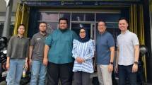 Kolaborasi Strategis antara SIRCLO dan DC Medika dalam Mengoptimalkan Multi-Origin Go-To-Market, (Ki-ka): Eleasha Christine (Key Account Manager (SIRCLO Commerce), SIRCLO), Danang Cahyono (Chief Operating Officer, SIRCLO), Dzaki Fikri (Pemilik DC Medika), Cantika Nukitasari (Direktur PT Sari Fikri Medika), Januarius Gunawan (Vice President of B2C Commercial, SIRCLO), Harsha Prathama Putra (Head of B2C Commercial (SIRCLO Commerce), SIRCLO).