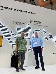 Managing Director Sales & Operation Liebherr Indonesia, Christian Bombenger (kanan), dan Chief Executive Officer (CEO) PT Kaltim Prima Coal (KPC), Ashok Mitra (kiri). Kaltim Prima Coal merupakan konsumen Liebherr Indonesia.