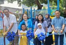 Loluna bersama Benihbaik dan KemenPPPA saat meresmikan Play Ground di TK Islam Alabrar