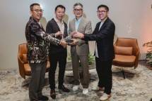 Kiri-Kanan: Peter S. Tjioe (Founder & Creative Director MM Galleri), Hengky Djaja (Director MM Galleri Jakarta), Yip Yuen Hong (Founding Partners of IPLI Architect Singapore) dan Mario Wibowo (Moderator, Arsitek dan Fotografer Mario Wibowo Studio) bersama-sama memegang plakat acara Grand Opening MM Galleri di IDD PIK 2 Jakarta.