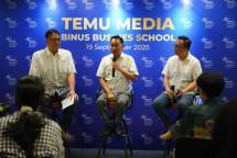 Ki-ka: Dr Asnan Furinto (Dekan BINUS Business School Master Program), Prof Dezie L. Warganegara PhD (Executive Dean BINUS Business School), dan Haris Suhendra (General Manager, Corporate Marketing Communication BINUS Group sebagai Moderator)