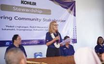 Laura Kohler, Chief Sustainable Living Officer Kohler Co., saat memberikan sambutan dalam kunjungan ke Desa Sukamukti 