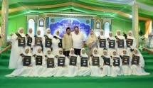 Haji Robert Nitiyudo Wachjo bersama santrinya di Pesantren Tahfidz Al-Qur&rsquo;an Ulumul Qur&rsquo;an Kota Depok.