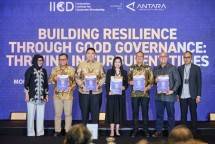 Group Head of Legal SIG, Maralda H. Kairupan (ketiga kiri) bersama perwakilan perusahaan penerima penghargaan Top 50 Emiten dengan Kapitalisasi Pasar Terbesar (BigCap PLCs) pada ajang The 16th IICD Corporate Governance Conference and Award 2025 yang diselenggarakan oleh IICD bekerja sama dengan LKBN ANTARA di Ballroom Pullman Hotel, Jakarta, pada Senin (15/9/2025)