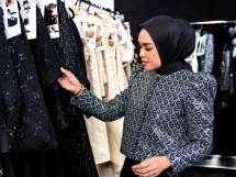 Linda Anggrea, CEO Buttonscarves & Modinity Group mempersiapkan koleksi yang akan ditampilkan di Dubai Fashion Week Spring/Summer 2026.