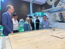  Kiri-kanan: Mr. Mathias Kuepper Managing Director & Vice President Asia-Pacific Koelnmesse. Mr. Wei Jian Secretary General of CNFMA (China National Forestry Machinery Association). Mrs.Yuke Sri Rahayu, S.Sos,M.A. Deputi Bidang Kreativitas Budaya dan Desain Kementerian Ekonomi Kreatif/Badan Ekonomi kreatif . Mrs. Rini Sumardi Director of PT Wahana Kemalaniaga Makmur 