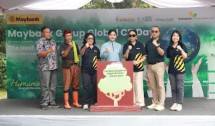 [kiri ke kanan] Kabid Kehutanan Dinas Pertamanan dan Hutan DKI Jakarta, Romy Sidharta; Pelopor Pelestari Lingkungan dan Penjaga Kali Pesanggrahan, Chaeruddin (Babe Idin); Board of Trustee Maybank Foundation, Budhi Dyah Sitawati; Kepala Eksekutif Pengawas Perilaku Pelaku Usaha Jasa Keuangan, Edukasi dan Perlindungan Konsumen OJK, Friderica Widyasari Dewi; Komisaris Maybank Indonesia, Marina Tusin; Presiden Direktur Maybank Indonesia, Steffano Ridwan; Head of Sustainability Maybank Indonesia, Maria Trifanny