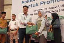 Kepala BRI Unit Kembangan Gresik, Rahmaddiansyah Akbar memberikan toolkit kepada peserta pelatihan public speaking di Grand Ballroom Hotel Horison, Kabupaten Gresik, Jawa Timur, pada pertengahan September 2025.