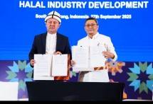 Penandatanganan kerja sama pengembangan industri halal Indonesia-Kirgizstan yang berlangsung di sela penyelenggaraan Halal Indonesia International Industry Expo (Halal Indo) 2025 di ICE BSD, Tangerang, Banten.