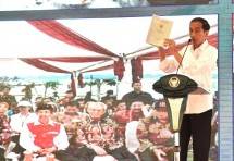 Jokowi serahkan sertifikat tanah untuk lima provinsi (Setkab) 