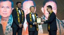 Pendiri dan Direktur Utama PT Jababeka Tbk., Setyono Djuandi Darmono saat menerima penghargaan Golden Property Award 2025