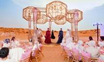 Buttonscarves gelar fashion show di gurun pasir Dubai.