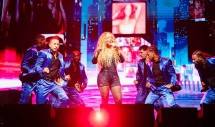 Aksi Mariah Carey dalam konser eksklusif Premium Music Experience 2025 yang digelar OCBC di Sentul.