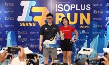 Anisa Esa Riani, Head Division of Customer Engagement Bank MAS, bersama Joshua Gunawan, Head of Ready to Drink Beverages WINGS Group Indonesia, berpose sambil menunjukkan produk ISOPLUS usai sesi Press Conference ISOPLUS RUN 2025.