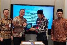 Dari ki-ka: SVP Islamic Ecosystem Solution BSI Muhammad Syukron Habiby, RCEO Regional X BSI Makassar Sukma Dwie Priardi, Ketua Umum DPP Wahdah Islamiyah Dr. KH. Muhammad Zaitum Rasmin, dan Wakil Sekretaris Jenderal l DPP Wahdah Islamiyah (kanan pertama) Ust. Ambo Sakka saat silaturahmi dan penandatanganan addendum nota kesepahaman tentang penggunaan layanan jasa dan produk perbankan syariah antara BSI dengan Wahdah Islamiyah didampingi pada Kamis (25/09) di Kantor Pusat BSI, Jakarta.