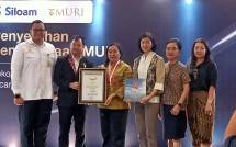 Keterangan Foto: Serah terima penghargaan dari Museum Rekor Dunia Indonesia (MURI) kepada Siloam Hospitals atas pencapaian edukasi Basic Life Support (BLS) kepada lebih dari 9.000 peserta di seluruh Indonesia.