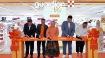 (ki-ka) Doy Chonca Head of Customer Development Unilever Indonesia, Satria Bakti Head of Commercial Guardian Indonesia, Linda Tjendana Operation Director Guardian Indonesia, Linford Yong Commercial Director SKINTIFIC, Zamri Mamat Deputy Chief of Marketing Plaza Indonesia saat seremoni pemotongan pita gerai Guardian di Plaza Indonesia.