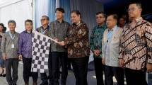 Menko Perekonomian Airlangga Hartarto didampingi Menteri Ketenagakerjaan Yassierli dan Menteri Luar Negeri Sugiono bersama Wakil Presiden Indonesia ke-10 dan 12 Jusuf Kalla, CEO Toyota Motor Corporation Koji Sato, CEO Daihatsu Motor Corporation (DMC) Masahiro Inoue, Masahiko Maeda CEO Toyota Motor Asia serta President Director PT Toyota Motor Manufacturing Indonesia (TMMIN) Nandi Julyanto mengibarkan bendera yang menandai ekspor 3 juta unit kendaraan Toyota