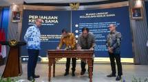 Menperin Agus Gumiwang Kartasasmita bersama Menteri KP2MI Mukhtarudin saat menyaksikan penandatanganan kerja sama kedua belah pihak
