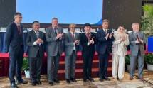 Keterangan Foto (kedua dari kiri): Yukki Nugrahawan Hanafi terpilih menjadi Senior Vice President FIATA berfoto bersama dengan Board of Leadership FIATA dalam World Congress FIATA 2025 pada 11 Oktober 2025 lalu, di Hanoi Vietnam. Yukki menjadi orang Indonesia pertama yang masuk dalam jajaran board leadership FIATA.