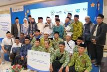 (Ketiga dari Kiri, Barisan Ketiga dari Bawah - Menggunakan Baju Biru) VP General Secretary Danone Indonesia, Vera Galuh Sugijanto, (Keempat dari Kiri, Barisan Ketiga dari Bawah - Menggunakan Baju Putih) Prof. Dr. H. Nasaruddin Umar, MA, Menteri Agama RI sekaligus Imam Besar Masjid Istiqlal , (Kelima dari Kiri, Barisan Ketiga dari Bawah - Menggunakan Baju Putih) KH. Abdullah Gymnastiar, Pendakwah, (Keenam dari Kiri, Barisan Ketiga dari Bawah - Menggunakan Baju Putih) H. Rudiantara, M.B.A.,