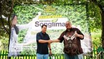 Dari kiri ke kanan: Direktur Utama Purjono Agus Suhendro mendapat dukungan penuh dari Ketua RT O5 RW 10 Taman Alamanda 2, Kel. Mustikasari, Kec. Mustikajaya, Kota Bekasi, Yoesvi Hamid Pohan dalam peluncuran Bank Sampah Songlima, Minggu (12/10).