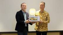 Menteri Perindustrian RI Agus Gumiwang Kartasasmita bertukar cendera mata seusai melakukan pertemuan dengan Direksi Xiaomi Communications Co., Ltd. di Shanghai