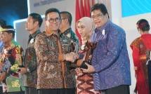 Wakil Presiden Direktur PT Toyota Motor Manufacturing Indonesia (TMMIN) Bob Azam saat menerima penghargaan dari Kementerian Perdagangan yang diserahkan langsung oleh Menteri Perdagangan (Mendag) Budi Santoso