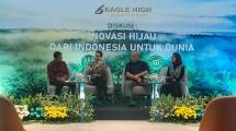 CEO Eagle High Plantations Tbk., Henderi Djunaidi bersama Ketua Waste Krisis Center Mohammad Bijaksana Junerosano dan Praktisi Kesawitan Bayu Krisnamurthi dalam diskusi bertajuk "Inovasi Hijau dari Indonesia untuk Dunia"