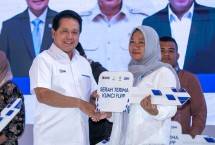 Direktur Utama BRI Hery Gunardi menyerahkan Kunci FLPP ke nasabah