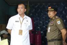Pejabat Pemprov DKI bersama Kepala Bidang Pengawasan dan Pengendalian Tempat Usaha Satpol PP DKI Jakarta, Eko Saptono, memeriksa kondisi depot air minum isi ulang sebelum dilakukan penyegelan
