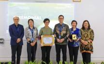 (Dari kiri) Fanny Kurniati - Presiden Direktur PT Bintang Toedjoe Apt. Mohamad Kashuri, S.Si., M.Farm. - Deputi Bidang Pengawasan Obat Tradisional, Suplemen Kesehatan dan Kosmetik BPOM Irawati Setiady - Presiden Direktur PT Kalbe Farma Tbk. Dr. Kim Sungchol - Kepala WHO&ndash;IRCH