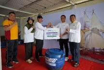 VP Sustainability Telkom Gunawan Wasisto C.A dan EVP Telkom Regional V Amin Soebagyo saat memberikan bantuan tempat sampah kepada perwakilan Desa Biring Kassi, Sulawesi Selatan pada (18/10).
