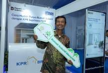 Nasabah menerima Kunci Rumah KPR BRI