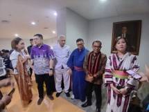 Keterangan Foto, Kanan ke Kiri: Dekan Faculty of Humanities BINUS University, Dr. Elisa Carolina Marion, S.S., M.Si.; Direktur Sarana dan Prasarana Kementerian Kebudayaan RI, Feri A. Sipado; Wakil Rektor BINUS University, Prof. Dr. Engkos Achmad Kuncoro, S.E., M.M; dan Ketua-ketua Jurusan di Faculty of Humanities BINUS University. 