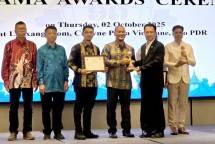 Menteri Industri & Perdagangan Laos PDR, H.E. Malaithong Kommasith (kedua kanan) menyerahkan penghargaan 1st Runner Up kategori Best Practices in Sustainable Mineral Development Mineral Mining (Non-Metallic) kepada Quarry Manager PT Solusi Bangun Andalas, Adi Handarbeni (ketiga kanan) pada ajang ASEAN Mineral Awards 2025 di Vientiane, Laos, pada awal Oktober 2025.