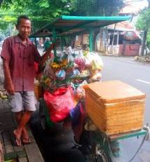 Ardi asal Sumedang, Jawa Barat, memasarkan berbagai bahan makanan dengan menggunakan gerobak sayur yang didisain dengan penggerak motor listrik. 