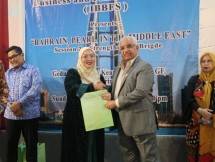Penyerahan Cinderamata dari CEO Holding Company Synergy Partner Prima Revie Fayanti kepada Duta Besar Bahrain Mr. Ahmed Abdulla Ahmed Aljhajeer