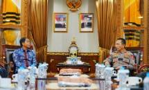 Kapolri Jenderal Listyo Sigit Prabowo menggelar audiensi dengan Menteri Kehutanan (Menhut) Raja Juli Antoni di Mabes Polri, Jakarta Selatan, Jumat (24/10/2025). 