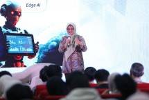Direktur Utama Telkom Dian Siswarini saat memberikan pemaparan pada acara peluncuran Telkom AI Campus di Universitas Muhammadiyah Yogyakarta (UMY) pada Kamis (23/10).